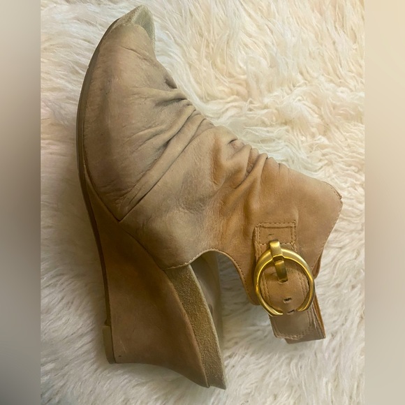 Earthier, leather upper very comfortable wedge heal, open toe shoe. - Picture 2 of 8